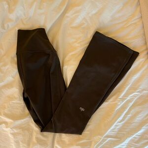 Alo Yoga Airbrush High-Waist 7/8 Bootcut Legging in Espresso